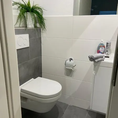 Moderne 2-zimmer Dg-wohnung Mit Sued-balkon Und Blick Ins Gruene Apartamento *